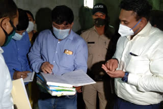DM R rajesh kumar surprise inspection in FCI godown dehradun