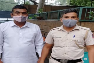 dwarka police arrested fugitive accused in delhi