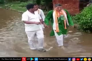 बीजेपी विधायक को नाराज ग्रामीणों ने पानी से लबालब सड़क पर चलवाया