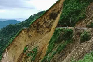himachal news  sirmour district news  sirmour latest news  heavy landslide in sirmour  heavy landslide on national highway 707  ഹിമാചൽ പ്രദേശിൽ മണ്ണിടിച്ചിൽ  ദേശിയപാത 707യിൽ ഗതാഗത തടസം  ചണ്ഡിഗഡ്-മനാലി ദേശീയപാത  ഹിമാചൽ പ്രദേശിൽ മണ്ണിടിച്ചിൽ വാർത്ത  വിനോദ സഞ്ചാരികൾ കുടുങ്ങിക്കിടക്കുന്നു  ലാഹൗൾ- സ്‌പിറ്റി ദേശിയപാത  Massive landslide news  landslide news  Sirmaur district landslide  National Highway 707 in Sirmaur district  Himachal pradesh landslide  Massive landslide-hit National Highway