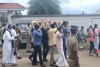 The funeral of the mother of the culprits  Muttil tree cutting case  മുട്ടില്‍ മരംമുറി കേസിലെ പ്രതികള്‍  വയനാട് വാര്‍ത്ത  wayanad news  ബത്തേരി ഒന്നാം ക്ലാസ് ജുഡീഷ്യല്‍ മജിസ്‌ട്രേറ്റ് കോടതി  Bathery First Class Judicial Magistrate Court  ജയില്‍ സൂപ്രണ്ട്