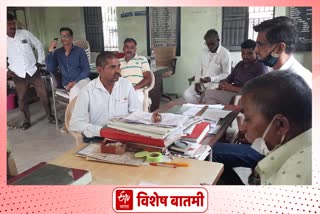crop loan distribution is very slowly in jalgaon, farmers are in crisis