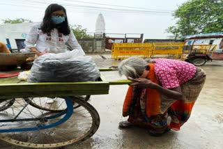 dcw-chairperson-swati-maliwal-helps-differently-abled-80-years-old-woman-rambeti-in-delhi