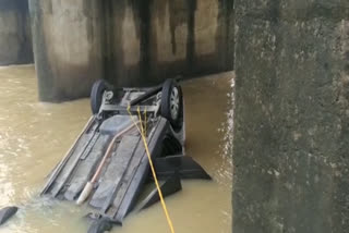 car fell into river in jamtara