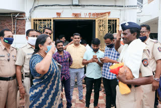 Minister Yashomati Thakur saluted police officer  in amravati