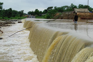 Kumari river of Purulia overflowing due to heavy rain, disconnecting NH 32