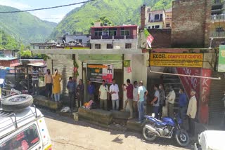 ukd-locks-on-illegal-shops-in-rudraprayag