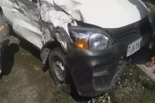 collision between a tipper and an alto car, 3 injurd in ganderbal