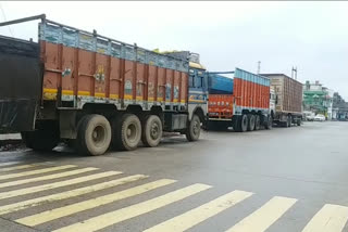 People are facing problems due to parking of trucks and buses in Ring Road surguja