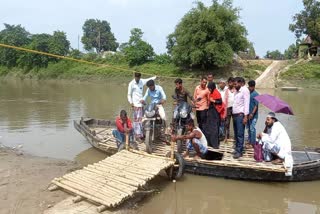 এ ভাবে চলছে নদী পারাপার