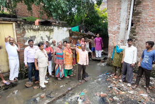 जलभराव को लेकर प्रदर्शन करते लोग.