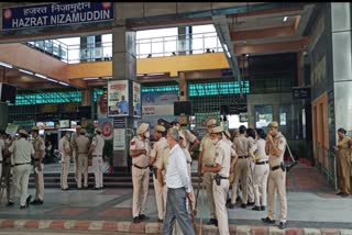 निजामुद्दीन रेलवे स्टेशन पर भारी पुलिस बल तैनात