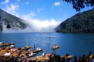 tourists-reaching-nainital-in-large-numbers-during-the-weekend