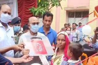 jharkhand-assembly-speaker-ravindra-nath-mahto-distributed-mini-tractor-to-womens-in-jamtara