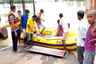 ঘাটালের রথীপুরে বানভাসি এলাকা থেকে মৃতদেহ এনে সৎকারের ব্যবস্থা করল ঘাটাল পুলিশ ৷