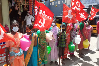 Women protesting with empty pot for drinking water  drinking water  water scarcity  thenkasi water scarcity  thenkasi news  thenkasi latset news  women protest  தண்ணீர் பஞ்சம்  தென்காசியில் தண்ணீர் பஞ்சம்  தென்காசியில் காலிக்குடங்களுடன் ஆர்ப்பாட்டத்தில் ஈடுபட்ட பெண்கள்  தண்ணீர் பிரச்ணை  குடிநீர் பஞ்சம்