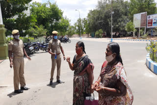 கரூர் செய்திகள்  karur news  Two women have been arrested for attempting suicide by set fire  Two women have been arrested for attempting suicide by set fire in karur  தீக்குளிக்க முயன்ற இருவர் கைது  மாவட்ட ஆட்சியர் அலுவலகம் முன் தீக்குளிக்க முயன்ற இருவர் கைது  கரூர் மாவட்ட ஆட்சியர் அலுவலகம் முன் தீக்குளிக்க முயன்ற இருவர் கைது  முன் தீக்குளிக்க முயற்சி  suicide attempt  தற்கொலை முயற்சி  தற்கொலை  suicide  கரூர் மாவட்ட ஆட்சியர் அலுவலகம்