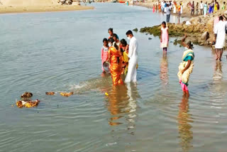 பூம்புகார் கடற்கரையில் ஆடிப்பெருக்கை கொண்டாடிய புதுமணத் தம்பதிகள்