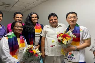 pv sindhu receives grand welcome  pv sindhu receives grand welcome news  pv sindhu latest news  pv sindhu delhi news  pv sindhu reached delhi news  pv sindhu delhi airport news  pv sindhu delhi airport news  badminton player pv sindhu news  olympic medal winner pv sindhu news  പിവി സിന്ധു വാര്‍ത്ത  പിവി സിന്ധു ഡല്‍ഹി വാര്‍ത്ത  പിവി സിന്ധു ഡല്‍ഹി എയര്‍പോര്‍ട്ട് വാര്‍ത്ത  പിവി സിന്ധു ഇന്ദിരഗാന്ധി എയര്‍പോര്‍ട്ട് വാര്‍ത്ത  സിന്ധു ഡല്‍ഹിയിലെത്തി വാര്‍ത്ത  വെങ്കല മെഡല്‍ ജേതാവ് വാര്‍ത്ത  സിന്ധു ഉജ്ജ്വ സീകരണം വാര്‍ത്ത  പിവി സിന്ധു സ്വീകരണം വാര്‍ത്ത  സിന്ധു ഡല്‍ഹിയില്‍  പിവി സിന്ധു ഡല്‍ഹി  ബാഡ്‌മിന്‍റണ്‍ അസോസിയേഷന്‍ ഓഫ് ഇന്ത്യ വാര്‍ത്ത  അജയ് സിംഘാനിയ വാര്‍ത്ത