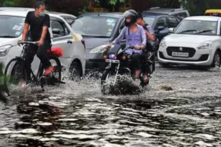 गड्ढों में तब्दील हुई दिल्ली की सड़कें