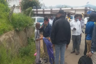 old-man-tried-to-suicide-infront-of-coonoor-court