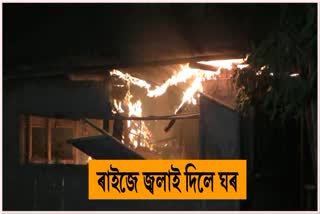 People burn down residence Of Accused For allegedly beating up teenage