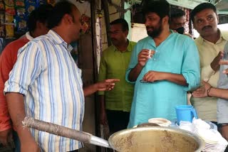 minister bacchu kadu taken tea on tea shop amravati