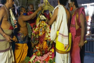 பக்தர்களின்றி நடைபெற்ற காந்திமதி அம்பாள் வளைகாப்பு நிகழ்ச்சி