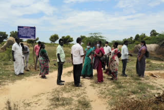 காஞ்சிபுரம் செய்திகள்  அரசு நிலங்கள் மீட்பு  வருவாய்த்துறை  அரசு நிலங்கள் ஆக்கிரமிப்பு  காஞ்சிபுரம் உத்திரமேரூரில் அரசு நிலங்கள் ஆக்கிரமிப்பு  kancheepuram news  kancheepuram latest news  value of three crores land recovered by income tax officer in kancheepuram  value of three crores land recovered  income tax officer  income tax  value of three crores land recovered in kancheepuram