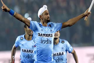 Indian Hockey Player Mandeep Singh talk to Family on Whatsup video Call