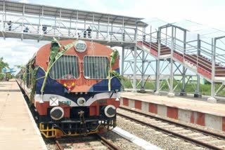 thiruvarur to karaikudi train service opened  train service opened  thiruvarur to karaikudi train  thiruvarur to karaikudi train service  thiruvarur news  thiruvarur latest news  train timing  திருவாரூர் செய்திகள்  ரயில் சேவை  திருவாரூரிலிருந்து காரைக்குடி செல்லும் ரயில்  ரயில் நேரங்கள்  திருவாரூரிலிருந்து காரைக்குடி செல்லும் ரயில் நேரங்கள்