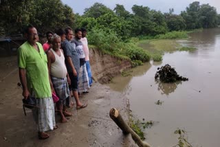 পাড় ভাঙা নদীর সামনে গ্রামবাসীরা