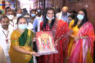 pv sindu visits durga temple in vijayawada