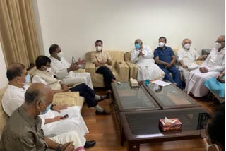 राज्यसभा के नेता विपक्ष मल्लिकार्जुन खड़गे के कमरे में की गई बैठक