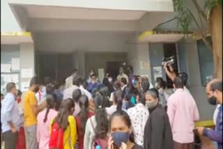 parents-protest-over-cbsc-result-issue-at-private-school