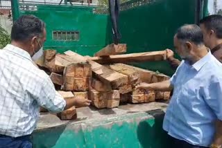 کوکرناگ: اسمگل کی جا رہی تعمیراتی لکڑی ضبط، دو افراد گرفتار