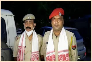 two-policemen-felicitated-at-guwahati-who-rejected-bride-and-arrested-the-criminals