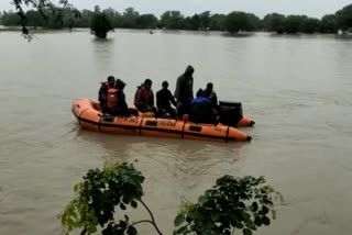 Rescue team rescued 25 people trapped in flood