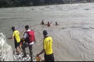 search-operation-of-three-students-of-mumbai-submerged-in-ganga-continues