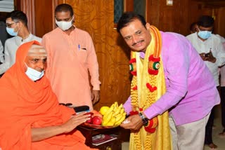 Minister Munirathna Visits Suttur Mutt