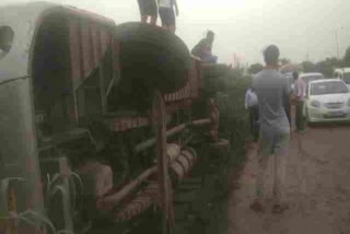sleeper bus overturned near shahjahanpur