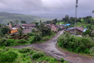 निसर्गाची उधळण असणाऱ्या 'या' गावांवर डोंगर कोसळण्याची भीती