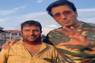 sonu-sood-surprises-shopkeeper-by-suddenly-reaching-a-shop-in-srinagar