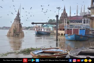 वाराणसी में वार्निंग लेवल के करीब गंगा.