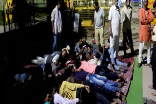 after-10-ka-murga-another-unique-protest-traders-slept-with-mattress-on-road-in-kanker