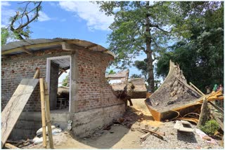 বিশ্বনাথত লাট মণ্ডলে 10 হাজাৰ টকা দাবী কৰিলে দৰিদ্ৰ মহিলাক