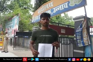 मामले की जानकारी देता सिपाही नरेंद्र कुमार