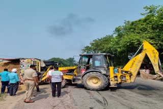 बरेली में भूसे से भरा ट्रक पलटा