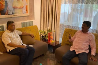 Ramesh Jarkiholi visits Former minister Jagadish shettar house