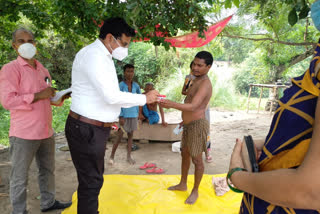 बाढ़ प्रभावित शेरपुर गांव में पहुंची स्वास्थ्य टीम, वितरित की दवा